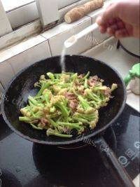 家常菜有机菜花炒肉做法图解10)