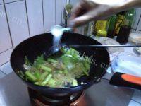 家常菜芹菜炒粉丝做法图解11)