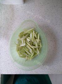 家常菜西芹炒肉丝做法图解2)