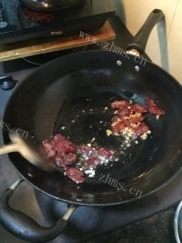 家常菜腊肠炒西兰花做法图解6)