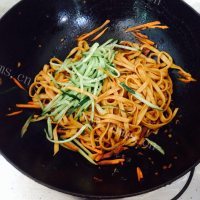 芳香四溢的肉丝面做法图解15)