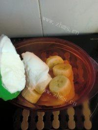 自制芒果香蕉奶昔做法图解4)