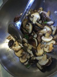 家常菜香菇芹菜做法图解5)