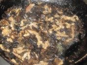 木耳炒肉丝做法图解5)