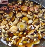美味的五花肉炖寒菌做法图解4)