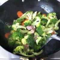 家常菜西兰花炒肉做法图解5)