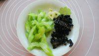 家常菜西芹炒虾仁做法图解1)