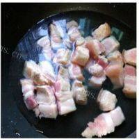 诱人的栗子红烧肉做法图解3)
