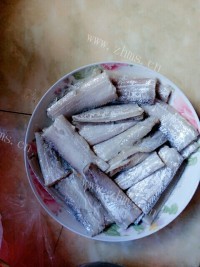 美味的煎带鱼做法图解1)