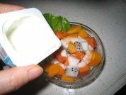 酸奶水果沙拉做法图解3)