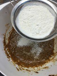 美味的红糖香蕉蛋糕做法图解6)