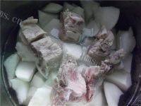 滋补的白萝卜猪骨汤做法图解3)