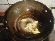 美味的牛肉炒蒜苗做法图解3)