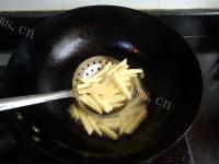好吃的土豆青椒炒膏蟹做法图解4)