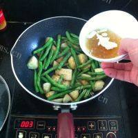 家常菜土豆炖豆角做法图解5)