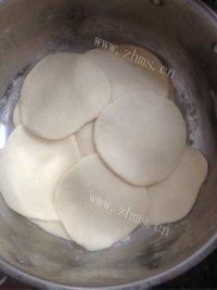 咸甜适中的韭菜鸡蛋包子做法图解3)