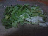 营养丰富的芹菜炒鸡蛋做法图解2)