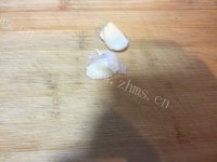 美味的三色辣椒炒猪脆骨做法图解6)