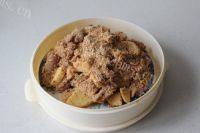 美味的土豆粉蒸鸡做法图解6)