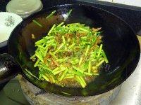好吃的肉丝蒜苗做法图解10)
