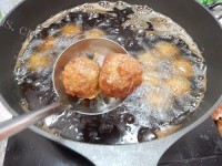 家常香炸藕丸子做法图解9)