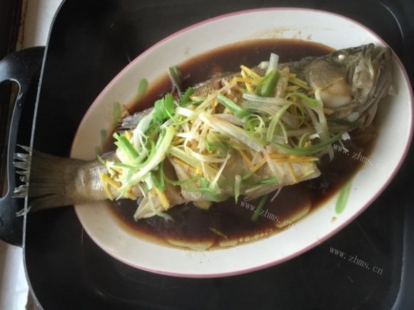 香气浓郁的清蒸鲈鱼