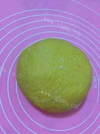 美味营养的南瓜饼做法图解2)