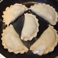 热腾腾的韭菜盒子做法图解9)