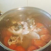 美味的番茄鱼头汤做法图解7)
