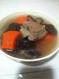 胡萝卜香菇排骨汤