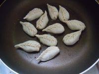 自己做的柳叶煎饺