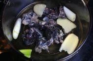 简易乌鸡山药汤做法图解5)