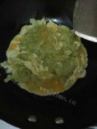 清淡的苦瓜炒鸡蛋做法图解8)