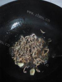下饭的蒜薹炒肉做法图解5)