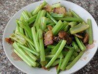 「念念不忘」芹菜炒肉做法图解7)