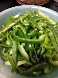 简易的青椒炒章鱼做法图解1)