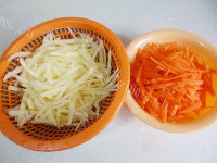 家常菜土豆丝炒胡萝卜丝做法图解1)