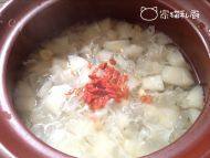美味的银耳雪梨莲子汤做法图解6)