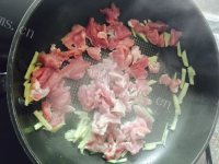 家庭版青椒炒肉做法图解3)