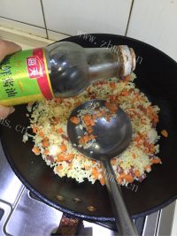 色味俱佳的酱油炒饭做法图解7)