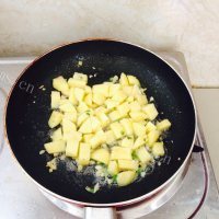 可口的香菇土豆卤肉饭做法图解11)
