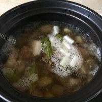 鲜美可口的五花肉炖莲藕做法图解4)