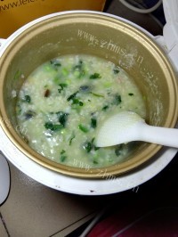 回味无穷的皮蛋瘦肉粥做法图解4)