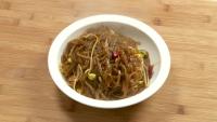 营养丰富的黄豆芽炒粉丝