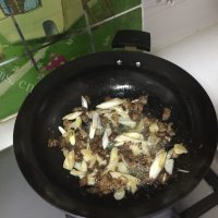 健康的剁椒有机花菜炒羊肉做法图解4)