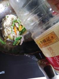 热腾腾的金针菇炒肉丝做法图解8)