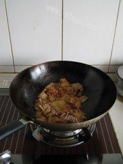 好吃的辣白菜炒五花肉做法图解3)