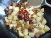 美味的腊鸭腿焖土豆做法图解5)