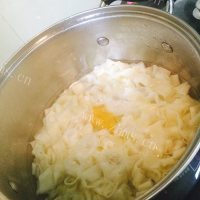 美味的鸡蛋汤面做法图解5)