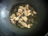 简单的木耳炒肉做法图解4)